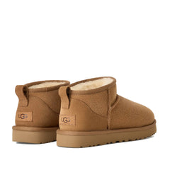 Un paio di Ugg Classic Ultra Mini Footwear