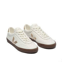 Un paio di Veja Volley Footwear