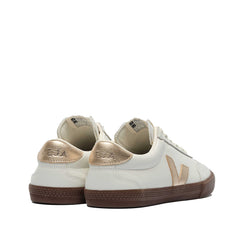 Un paio di Veja Volley Footwear