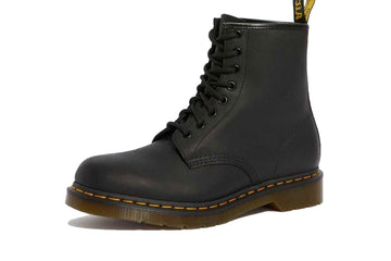 Un paio di Dr Martens 1460 8 Eye Boot Black Greasy Footwear
