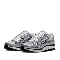 Un paio di Nike P-6000 Footwear