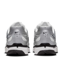 Un paio di Nike P-6000 Footwear