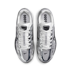 Un paio di Nike P-6000 Footwear