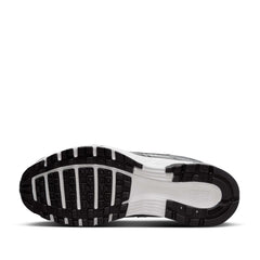 Un paio di Nike P-6000 Footwear