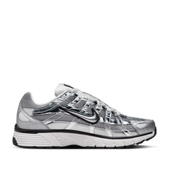 Un paio di Nike P-6000 Footwear
